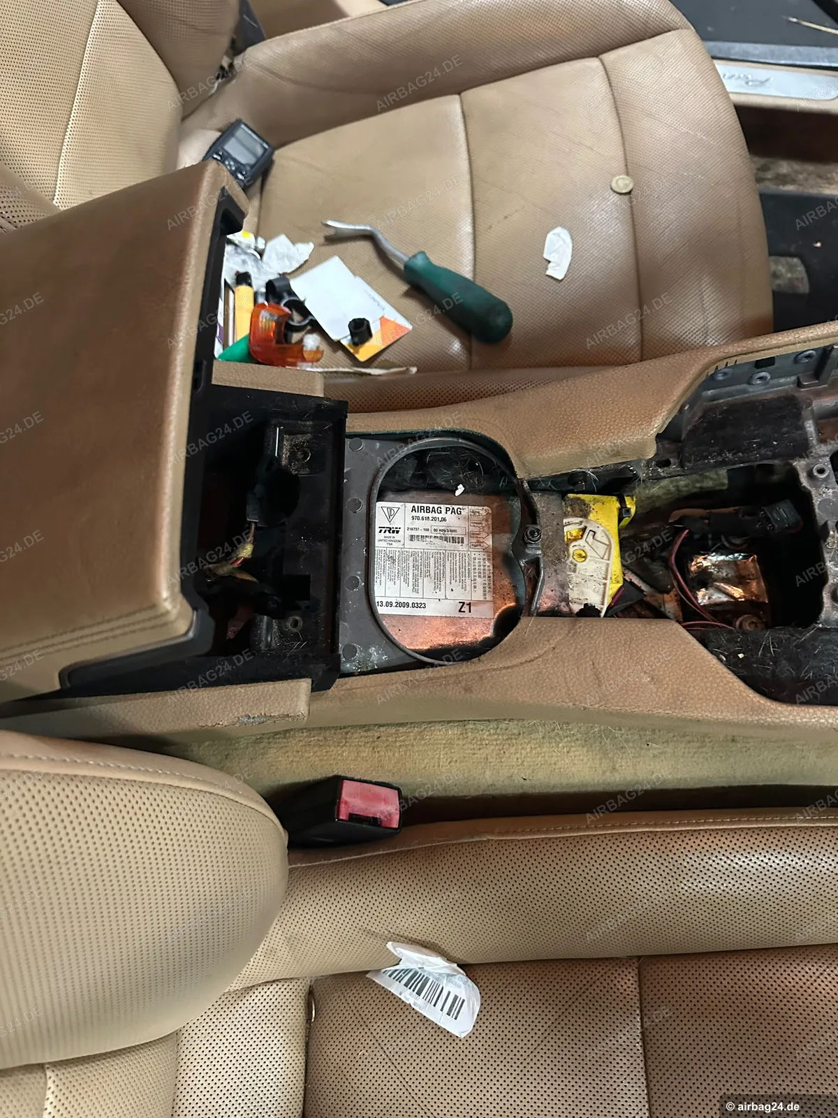 Photo de l'emplacement de montage du calculateur d'airbag
